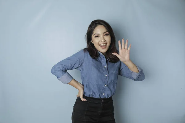 Excited Asian Woman Wearing Blue Shirt Giving Number 12345 Hand — ストック写真