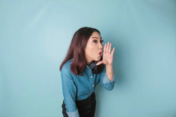 Young Beautiful Woman Wearing Blue Shirt Shouting Screaming Loud Side — Stock Photo, Image