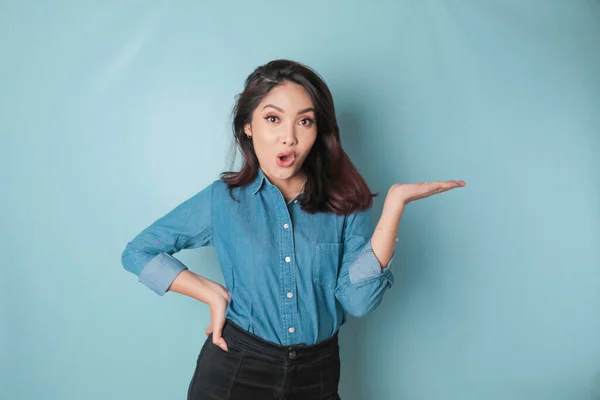 Shocked Asian Woman Wearing Blue Shirt Pointing Copy Space Her — Stock Photo, Image