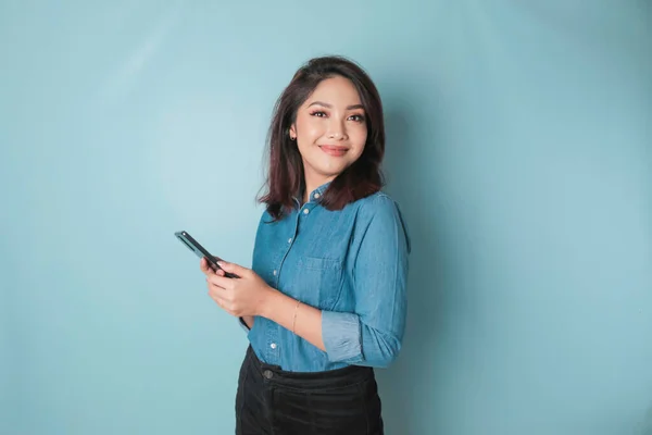 Portrait Happy Asian Woman Smiling Holding Her Smartphone Wearing Blue — Stockfoto