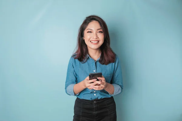 Портрет Щасливої Азіатської Жінки Посміхається Тримає Свій Смартфон Синій Сорочці — стокове фото