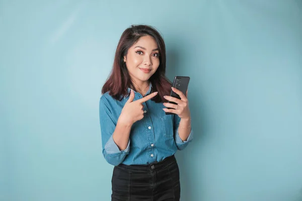 Portrait Happy Asian Woman Smiling Holding Her Smartphone Wearing Blue — Fotografia de Stock