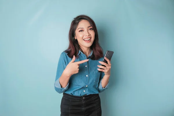 Портрет Щасливої Азіатської Жінки Посміхається Тримає Свій Смартфон Синій Сорочці — стокове фото