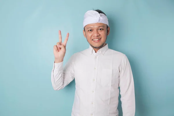 Excited Balinese Man Wearing Udeng Traditional Headband White Shirt Giving — Stok Foto