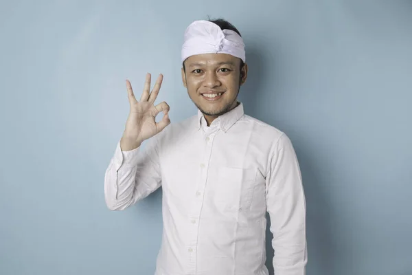 Excited Balinese Man Wearing Udeng Traditional Headband White Shirt Giving — Stok Foto