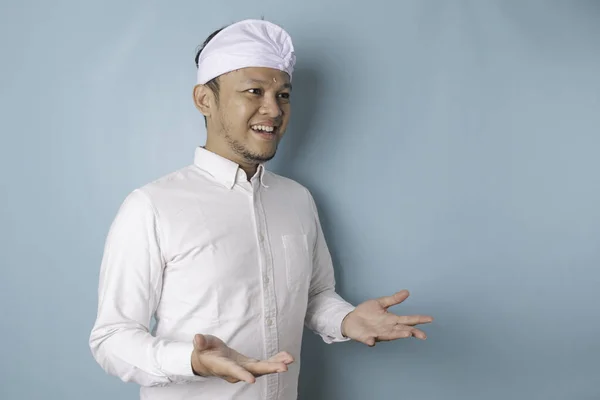 Young Male Doctor Presenting Idea Wearing Udeng Traditional Headband White — Stok Foto