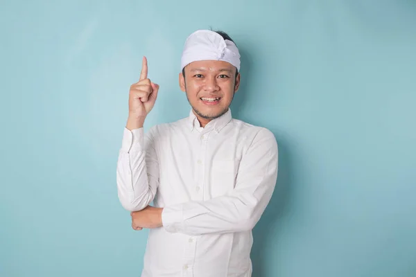 Excited Balinese Man Wearing Udeng Traditional Headband White Shirt Pointing — 스톡 사진