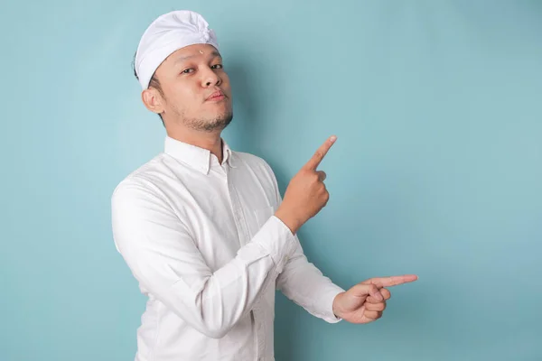 Excited Balinese Man Wearing Udeng Traditional Headband White Shirt Pointing — Stok Foto