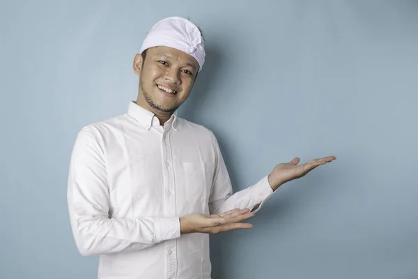 Excited Balinese Man Wearing Udeng Traditional Headband White Shirt Pointing — Stok Foto