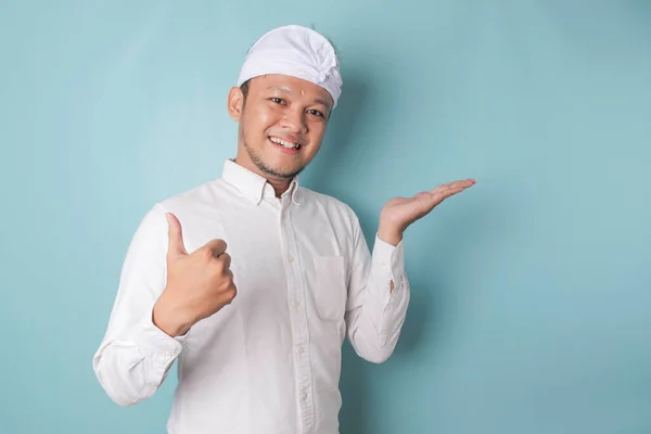 Excited Balinese Man Wearing Udeng Traditional Headband White Shirt Gives — Stockfoto