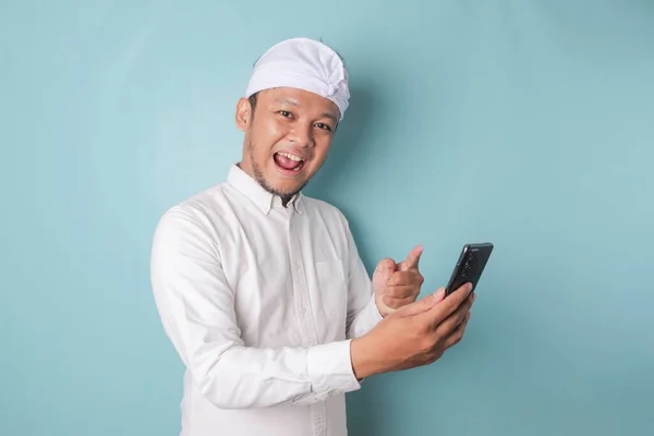 Portrait Happy Balinese Man Smiling Holding His Smartphone Wearing Udeng — Stock Photo, Image