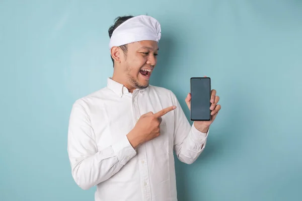 Excited Balinese Man Wearing Traditional Headband Udeng White Shirt Pointing — ストック写真
