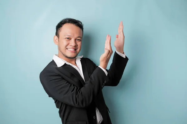 Excited Asian Man Wearing Suit Pointing Copy Space Upside Him — Stockfoto