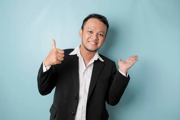 Excited Asian Man Wearing Suit Pointing Copy Space Him Smiling — ストック写真