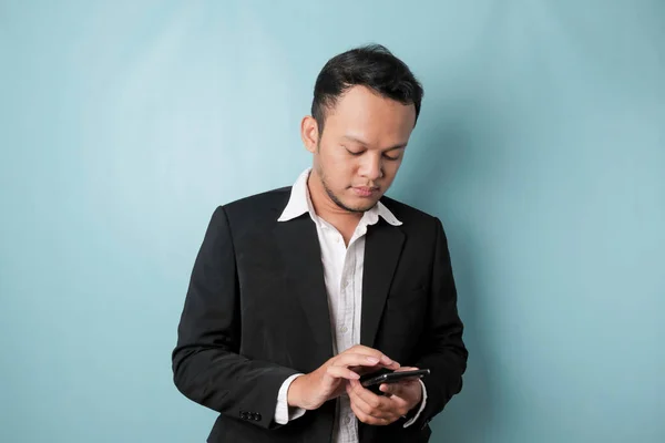 Portrait Happy Asian Businessman Smiling Holding His Smartphone Wearing Black — Stok Foto