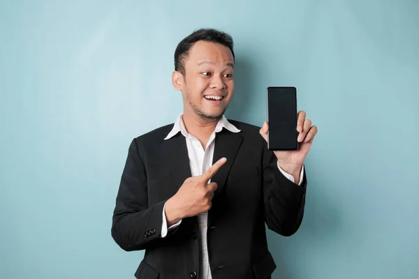 Portrait Happy Asian Businessman Smiling Holding His Smartphone Showing Copy — Stok Foto