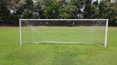 Futbol sahasının etrafındaki bir çim ağının insansız hava aracı görüntüleri.