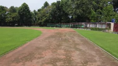 Futbol sahasında koşan bir pistin hava aracı görüntüsü.