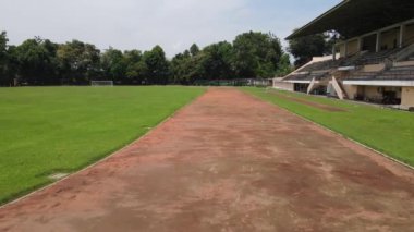 Futbol sahasında koşan bir pistin hava aracı görüntüsü.