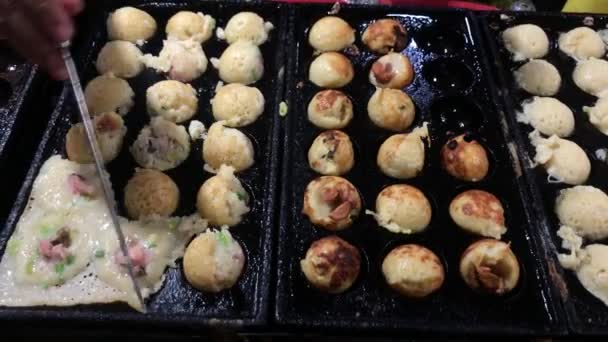 Şef Takoyaki Tavasından Japon Aperatifleri Alıyor Geleneksel Japon Köftesi Pişirme — Stok video