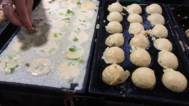 Chef Hand Pick Japanese Snack Food Takoyaki Takoyaki Pan Cooking — Stock Video