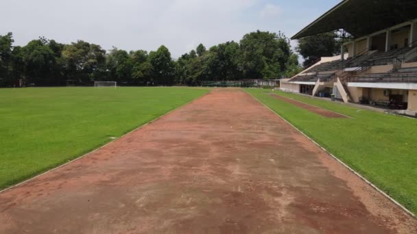 Légi Felvétel Egy Futópályáról Focipálya Körül — Stock videók