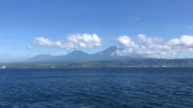 Feribot Ketapang limanından geçerken hava görüntüsü. Banyuwangi 'den Gilimanuk Bali Endonezya' ya.