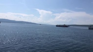 Feribot Ketapang limanından geçerken hava görüntüsü. Banyuwangi 'den Gilimanuk Bali Endonezya' ya.