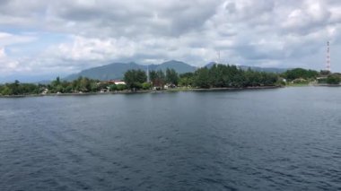 Feribot Ketapang limanından geçerken hava görüntüsü. Banyuwangi 'den Gilimanuk Bali Endonezya' ya.