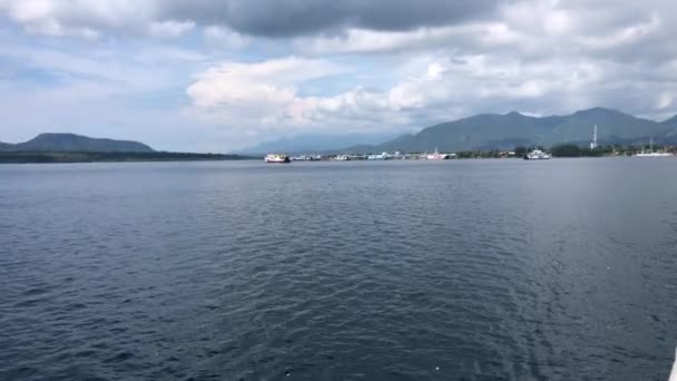 Вид Воздуха Паромное Судно Пересекающее Порт Кетапанг Баньюванги Гилиманука Бали — стоковое видео