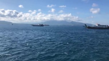 Feribot Ketapang limanından geçerken hava görüntüsü. Banyuwangi 'den Gilimanuk Bali Endonezya' ya.