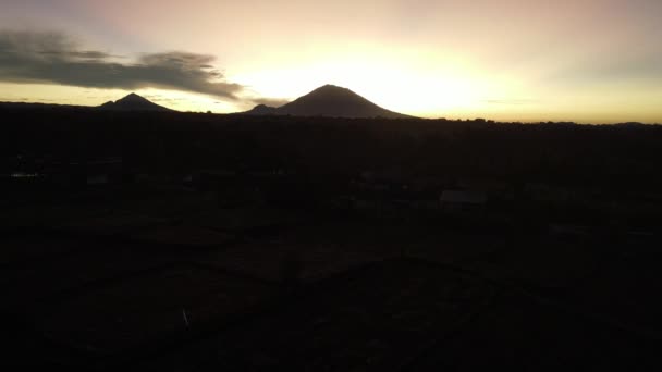 Sunrise Hillside Long Sun Rays Pass Valley Village Bali Indonesia — Stockvideo