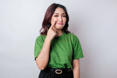 Yüzündeki sivilce için endişelenen Asyalı genç bir kadının portresi. Cilt sorunu için güzellik hizmeti, sivilce tedavisi konsepti.