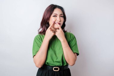 Yüzündeki sivilce için endişelenen Asyalı genç bir kadının portresi. Cilt sorunu için güzellik hizmeti, sivilce tedavisi konsepti.