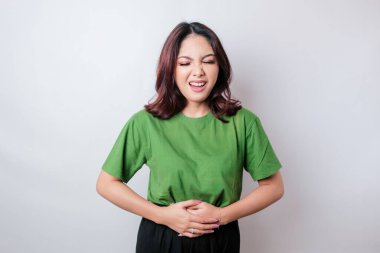 Hasta genç bir kadının el ele tutuşmasının fotoğrafı beyaz arka planda izole edilmiş bir acıdan muzdarip.