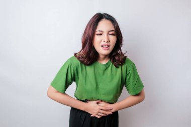 Hasta genç bir kadının el ele tutuşmasının fotoğrafı beyaz arka planda izole edilmiş bir acıdan muzdarip.