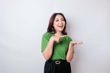 Gülümseyen güzel Asyalı kadın boş bir alanı işaret ediyor izole beyaz arka plan