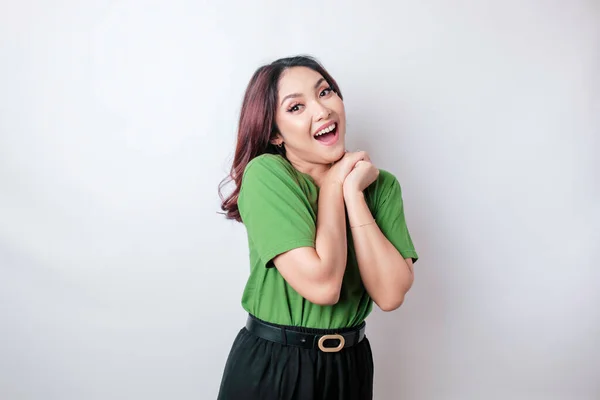 Retrato Uma Mulher Asiática Feliz Vestindo Uma Camiseta Verde Isolada — Fotografia de Stock