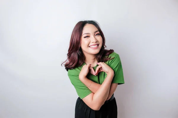 Yeşil Tişört Giyen Çekici Genç Asyalı Bir Kadın Mutlu Romantik — Stok fotoğraf