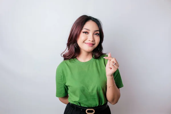 Een Aantrekkelijke Jonge Aziatische Vrouw Draagt Een Groen Shirt Voelt — Stockfoto
