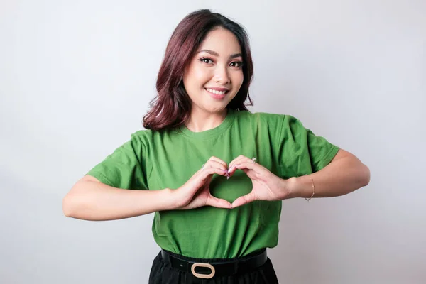 Μια Ελκυστική Νεαρή Ασιάτισσα Που Φοράει Πράσινο Μπλουζάκι Αισθάνεται Ευτυχισμένη — Φωτογραφία Αρχείου