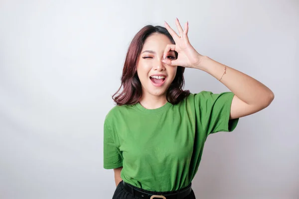 Opgewonden Aziatische Vrouw Het Dragen Van Een Groen Shirt Geven — Stockfoto