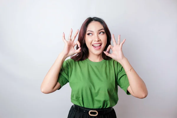 Mulher Asiática Excitada Vestindo Uma Camiseta Verde Dando Gesto Mão — Fotografia de Stock