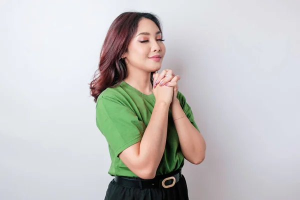 Retrato Una Mujer Asiática Vestida Con Camiseta Verde Reza Por —  Fotos de Stock