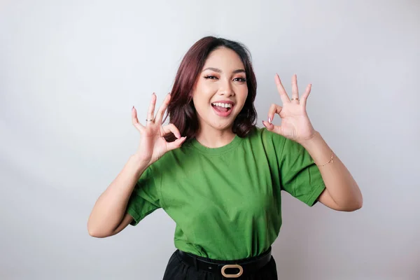 Emocionado Mujer Asiática Con Una Camiseta Verde Dando Gesto Mano —  Fotos de Stock