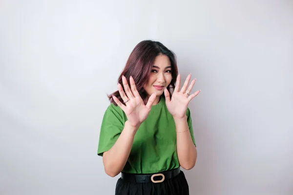 Genç Asyalı Kadın Beyaz Arka Planda Izole Edilmiş Parmaklarla Kaplı — Stok fotoğraf