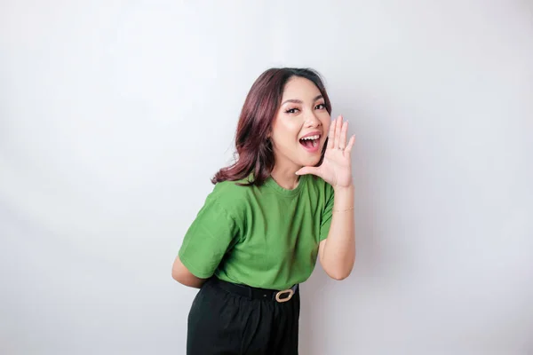 Yeşil Bir Tişört Giyen Genç Güzel Bir Kadın Bağırıyor Bir — Stok fotoğraf