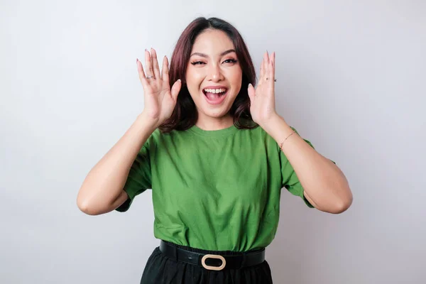 Jonge Mooie Vrouw Draagt Een Groen Shirt Schreeuwend Schreeuwend Met — Stockfoto