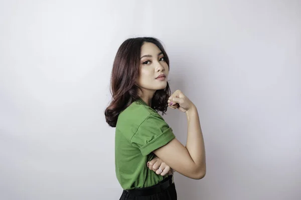 Heyecanlı Asyalı Kadın Yeşil Tişört Giyiyor Kollarını Kaslarını Gururla Kaldırarak — Stok fotoğraf