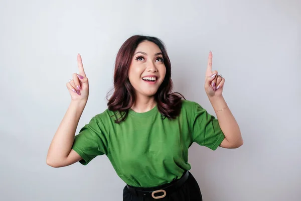 Heyecanlı Asyalı Kadın Yeşil Tişört Giyiyor Fotokopi Odasını Işaret Ediyor — Stok fotoğraf